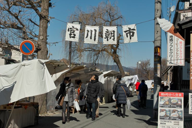 chợ phiên buổi sáng bên sông Miyagawa